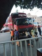 重庆一大货车倒挡失灵 好几个市民帮忙推车