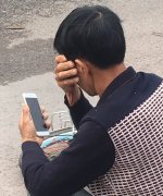 重庆一男子骑单车被皮卡撞翻 皮卡司机却跑了