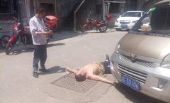 重庆璧山一男子裸半身躺在地上大哭“不想活了”