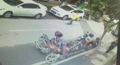 重庆一毛贼招摇过市 不料被失主从人群中识破