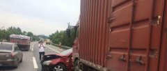 任性变道酿事故 大货车撞上小轿车