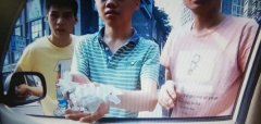 小伙不慎切断手指拦不到车 民警不到五分钟将其送到医院