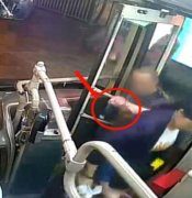 扒手公然行窃 司机断喝阻止