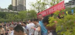 重庆一小区男女老少冲进池塘 抓走2000斤鱼
