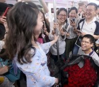 重庆小伙地铁上求婚成功 羡煞旁人