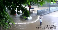 不论暴雨狂风 重庆交巡警坚守在这里