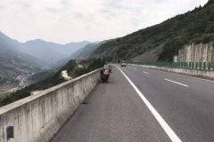 为了“诗和远方”  男子把车停在高速应急车道写旅行日记