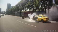 重庆一出租车开出隧道突然自燃