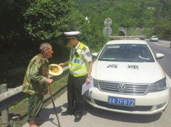 重庆95岁老人高速路上拄拐杖摘枇杷  险被大货车刮倒