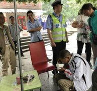 老人晕倒桥上 民警热心救助