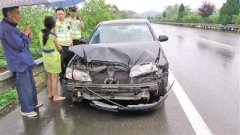 女司机光脚开车除脱2万