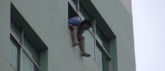 酉阳消防官兵成功解救一名欲跳楼轻生女子
