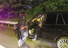两男子酒后驾车 在内环应急道上睡着了