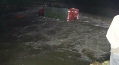 货车翻入河中 警民联合及时救援