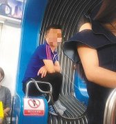 男子横坐轻轨车厢连接处 乘客劝阻被骂
