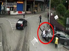 重庆一男孩被卷车底 众人合力抬车将其救出