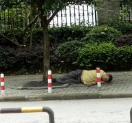 男子以天为被以地为席 躺在人行道上呼呼大睡