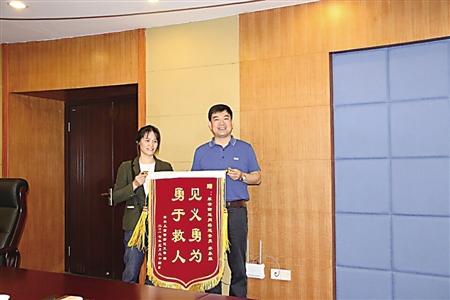 10岁男孩滑入水库 “旱鸭子”来不及脱衣跳水施救