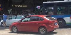  同一个地方，两辆奥迪先后“摊上事”
