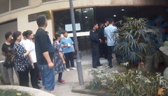 偷了5个电瓶遭围追 小偷见到民警：你终于来了