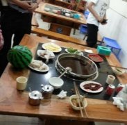 熊孩一脚让火锅“爆炸”