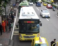 重庆一的哥占用公交车站 与公交司机当街扭打