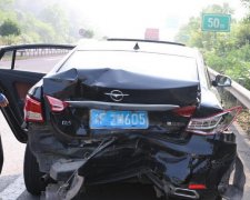 五座轿车变“货车” 发生事故乘客被卡车内