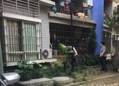 重庆一小区住房内冒着白烟焦味四起 邻居物业及时排险