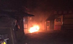 重庆永川一居民区两摩托深夜自燃 附近就是天然气管道