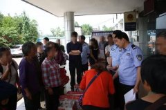 出啥事儿了？ 重庆永川这些大妈大叔每人背着两个锅去派出所