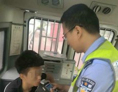 男子回家过节被查酒驾 反向民警推销酒水