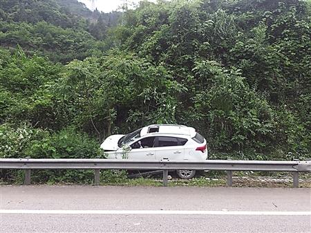 司机疲劳驾驶打个盹 车辆失控冲入绿化带
