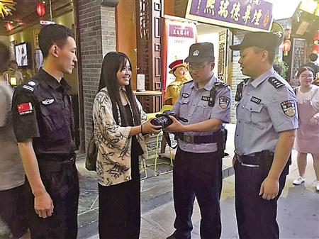 女大学生来渝旅游丢了相机 却爱上重庆城