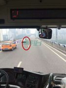 重庆一大桥上现裸男 时而奔跑时而下跪