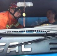  男子驾车出车祸被卡驾驶室  微笑面对救援