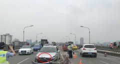 小车撞上护栏钢管直插副驾驶