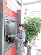 女子ATM机取100元 短信提示支出6900元