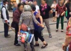  重庆两老太为了一张传单 竟在大街上动手