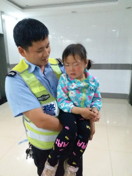 小女孩贪玩将502胶水滴入眼睛 交巡警紧急送医