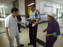 重庆一小女孩贪玩将502胶水滴入眼睛