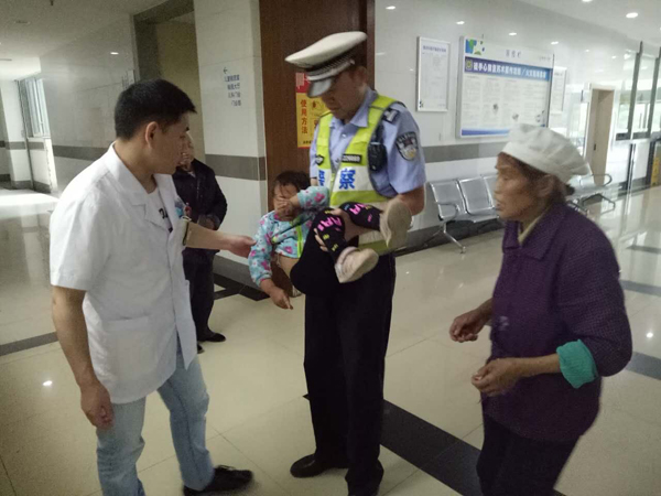 小女孩贪玩将502胶水滴入眼睛 交巡警紧急送医