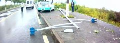 豆浆倾倒伸手捡 小轿车撞上路灯杆