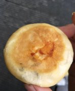 男子买到发霉榴莲饼 超市很爽快地给了十倍赔偿