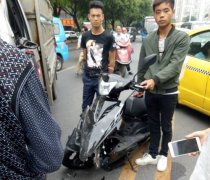 重庆小伙骑电瓶车被撞 货车司机情绪激动