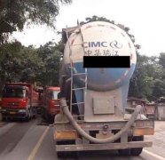 货车变道怼上罐车 场面堪比美国大片
