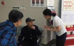 重庆一银行来了个白发老人 自说自话不办业务