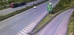 大货车惊险倒车300米 一人指挥还爬车