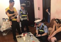 女子吸毒婴儿竟在旁