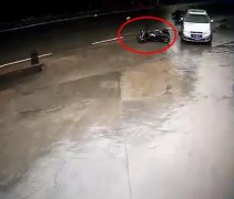 摩托侧滑撞上小车  致两车受损
