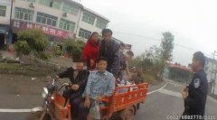 重庆一大爷驾驶电三轮满载7人 汽油桶当凳子坐